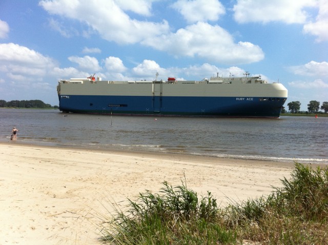 Containerschiff auf der Weser in Elsfleth