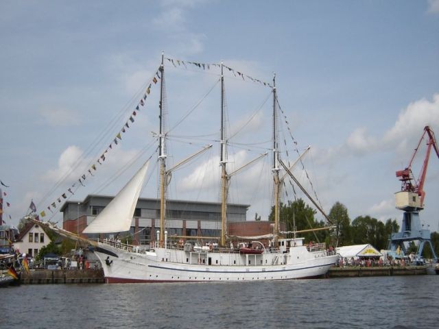 Segelschiff Großherzogin Elisabeth vor Seefahrtschule Elsfleth