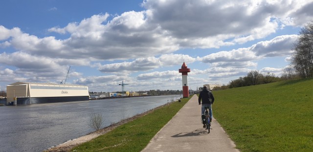 Weser mit Radfahrer und Werft in Lemwerder
